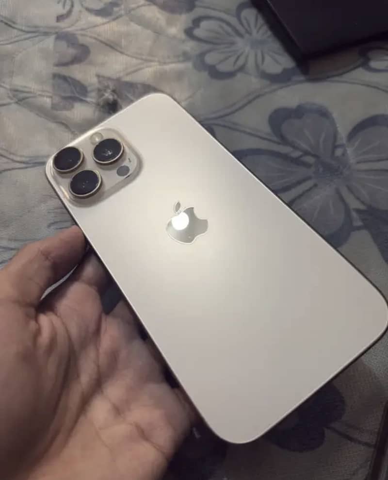 Apple iPhone 16 Pro Max 0