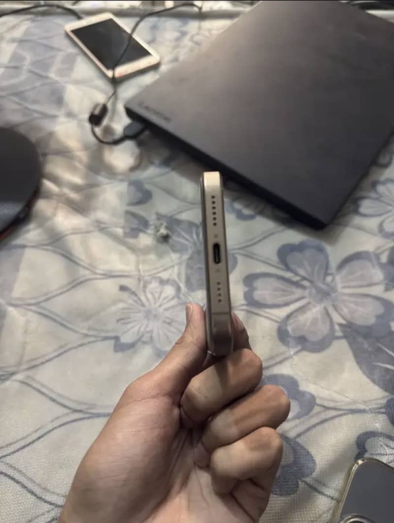 Apple iPhone 16 Pro Max 2