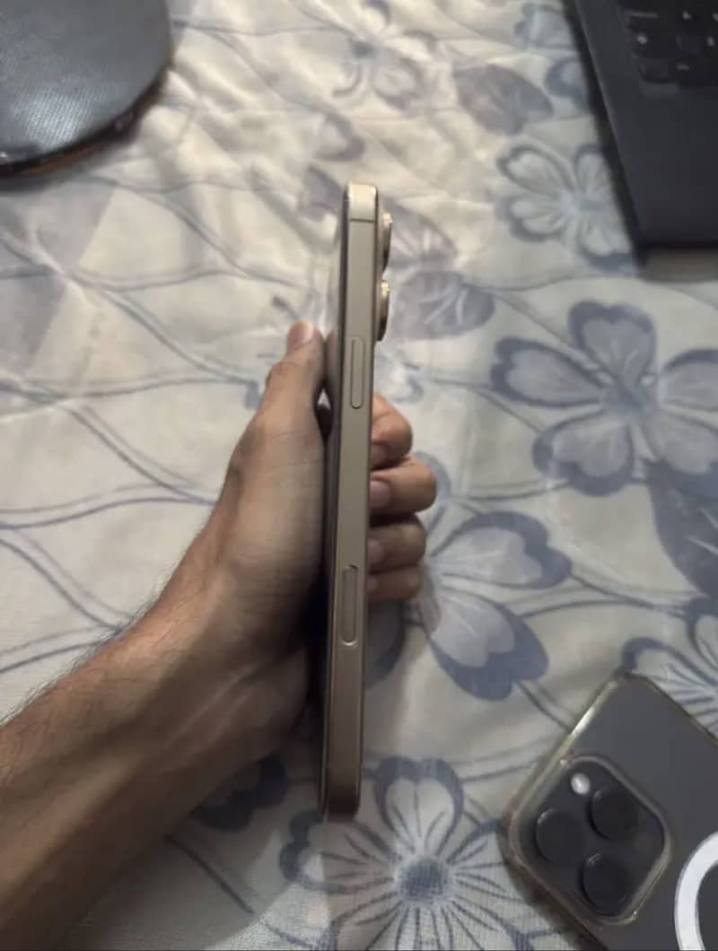 Apple iPhone 16 Pro Max 3