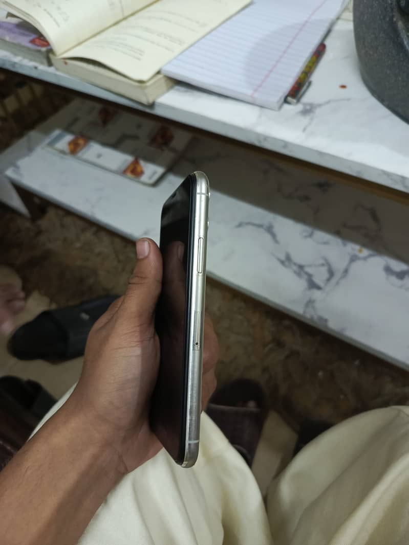 Apple iPhone 11 Pro 2