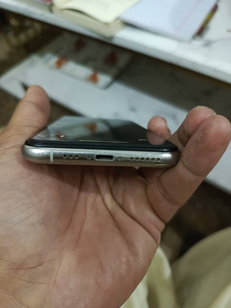 Apple iPhone 11 Pro 4