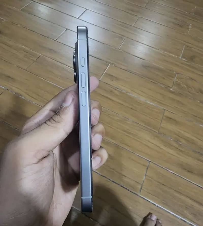 Apple iPhone 16 Pro sim working 3