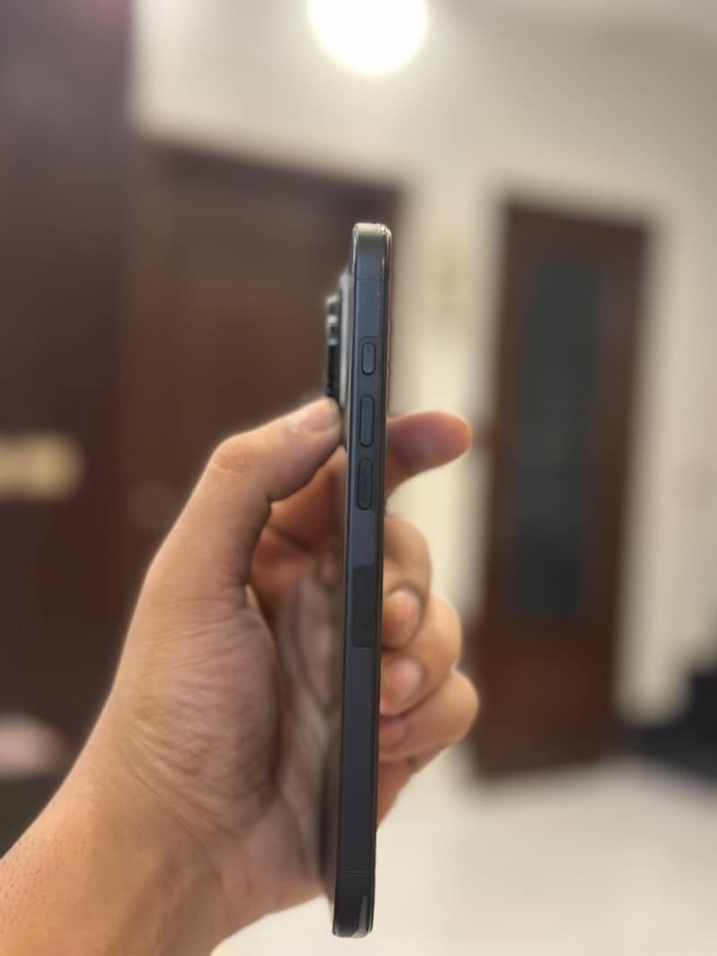 Apple iPhone 16 Pro Max 2