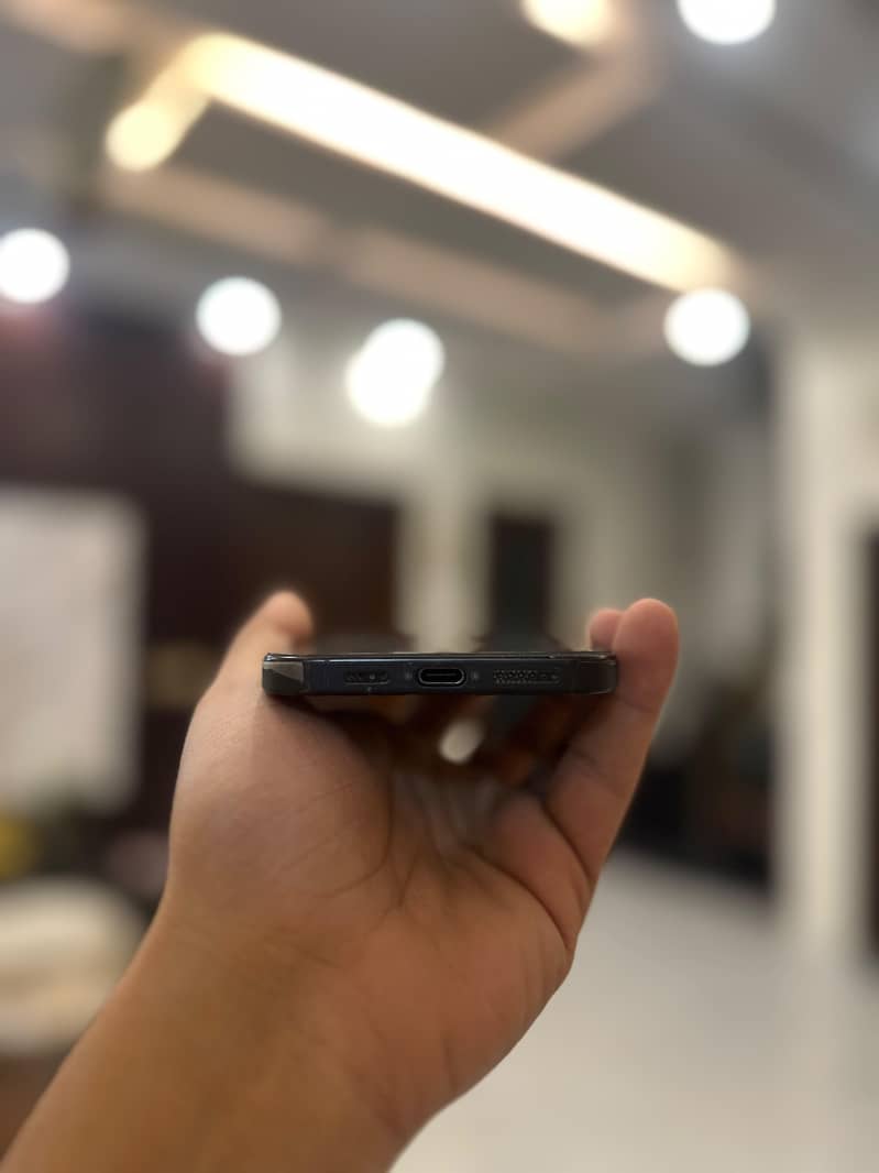 Apple iPhone 16 Pro Max 4