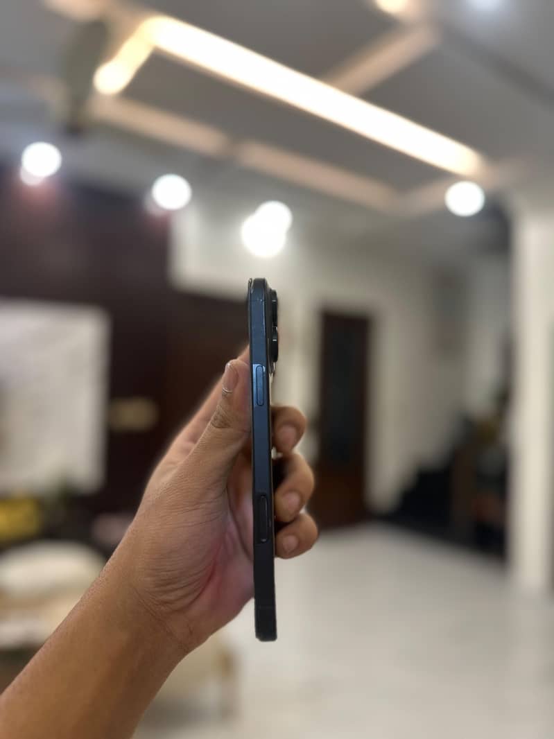 Apple iPhone 16 Pro Max 6