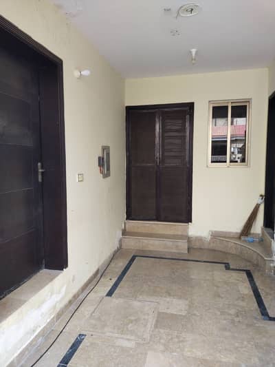 5 majlii panii gass Available Ali block 1 bed Tv Lounch kitchen washrom drawing room near parck masjid School market Comercialroom TV Lohunch