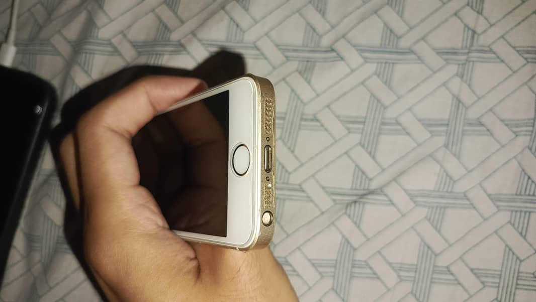 Apple iPhone SE 2016 2