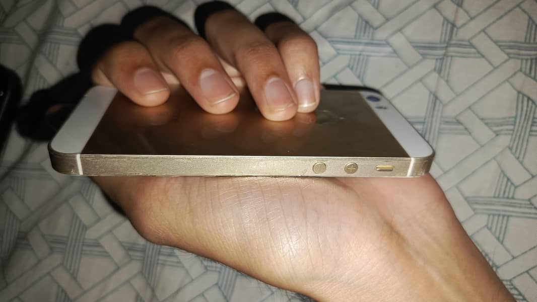 Apple iPhone SE 2016 5