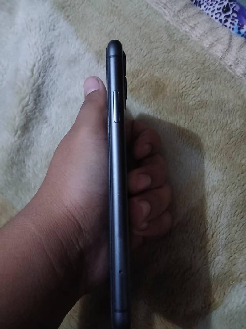 Apple iPhone 11 3