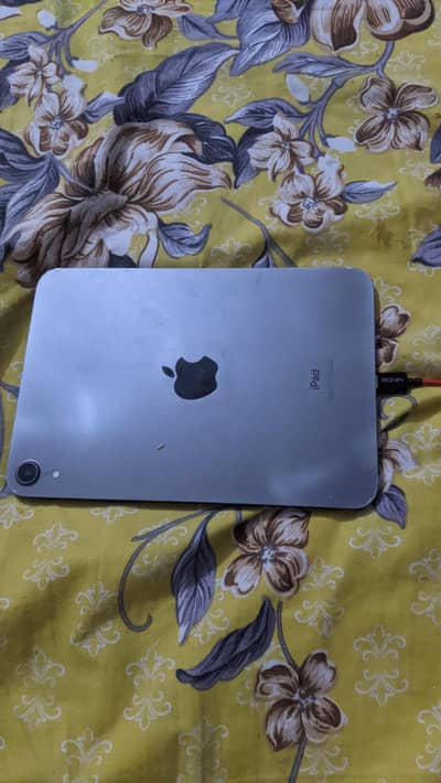 ipad mini 6  with box side pa secreen shade ha lakin touch Kam krta ha