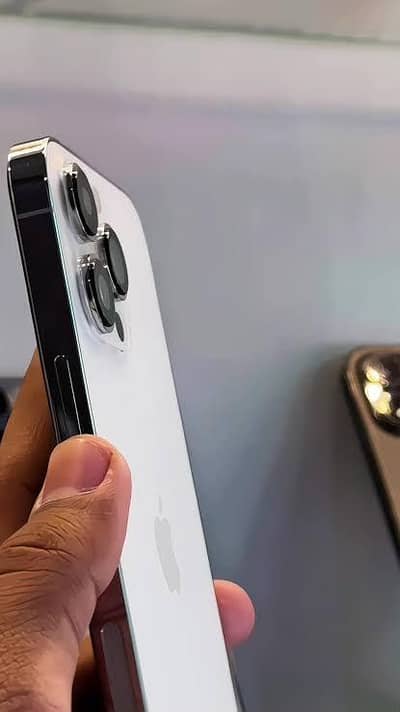 Apple iPhone 13 Pro J V