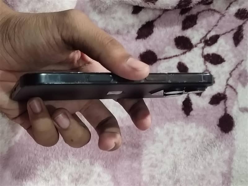 Apple iPhone 16 Pro 1