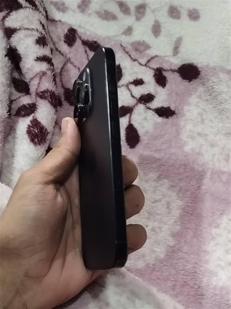 Apple iPhone 16 Pro 2
