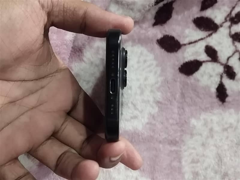 Apple iPhone 16 Pro 3