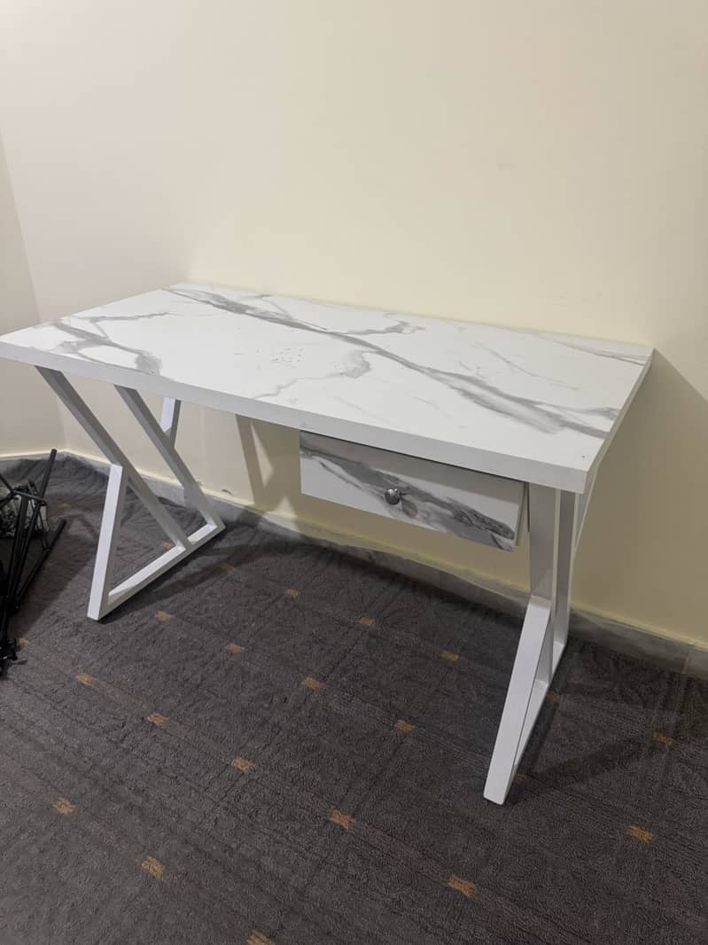 Wite beautiful table 0