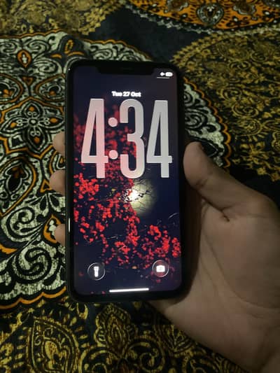 Apple iPhone 11 factory un lock 128 GB 10 by 9 condition