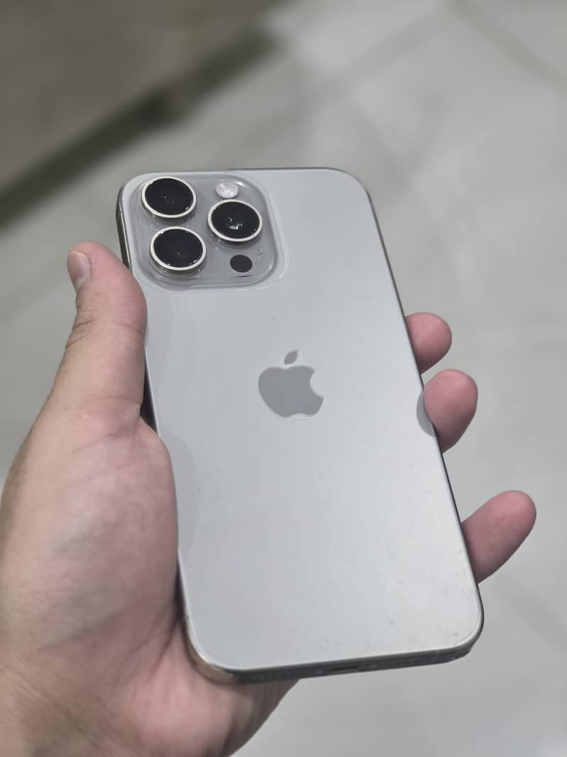 Apple iPhone 15 Pro Max 4