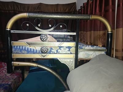I m selling bank bed. is v. good condition.