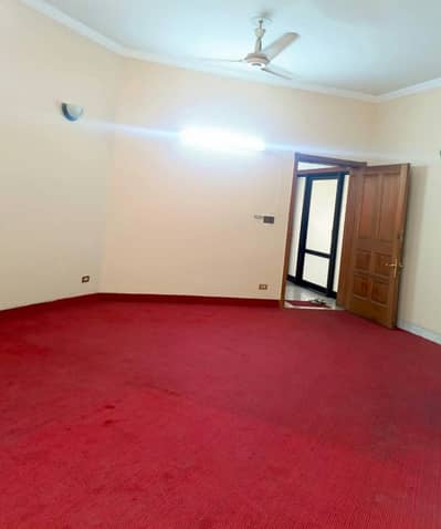 2 KANAL BEAUTIFUL LOWER PORTION AVAILABLE FOR RENT AT PRIME LOCATION NEAR TO GRAND MASJID 100% Original Pictures