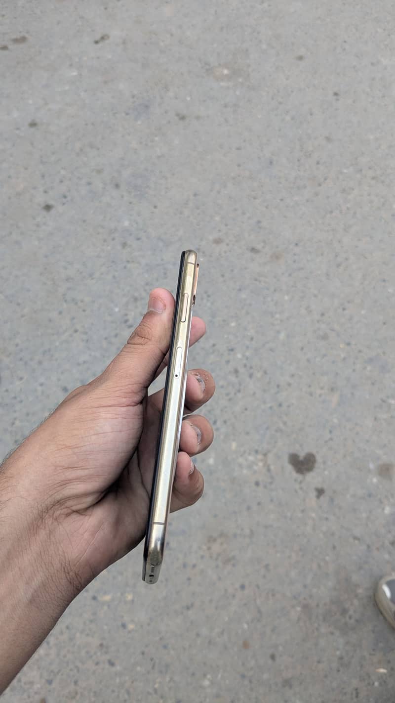 Apple iPhone XS Max 3