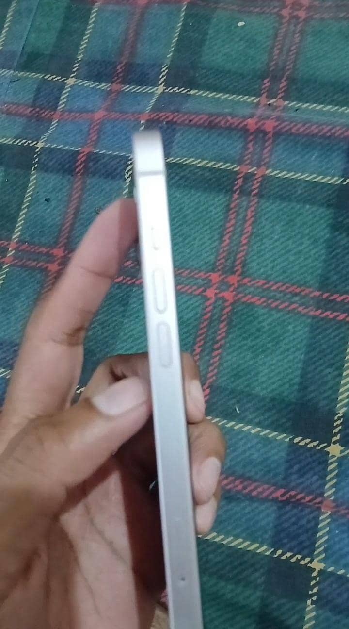 Apple iPhone 13 4