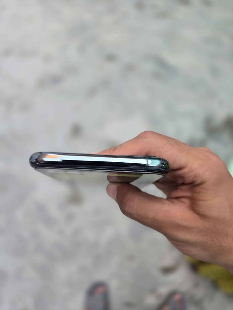 Apple iPhone 11 Pro Max 4