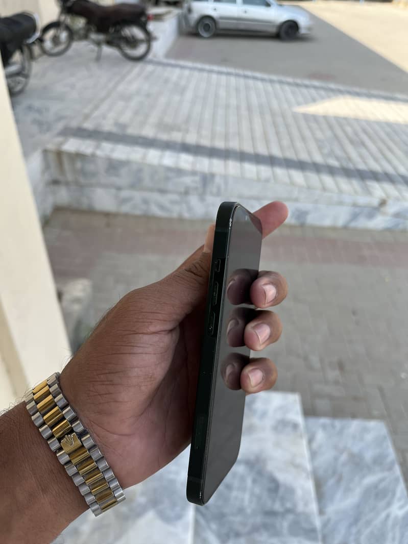 Apple iPhone 13 5