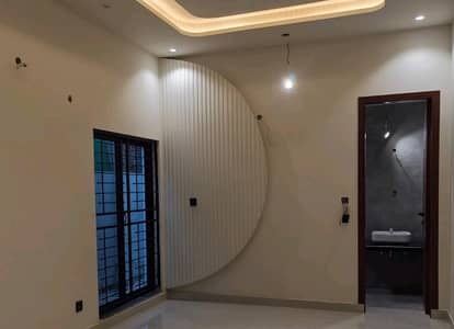 Prime Location 10 Marla House In Only Rs. 65000000