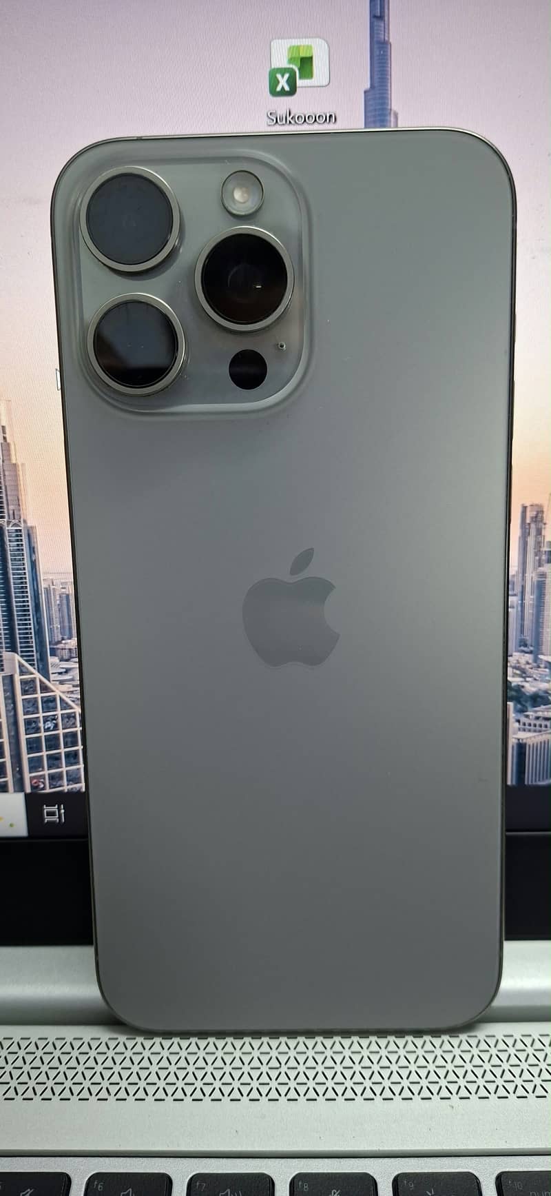 Apple iPhone 15 Pro Max 1