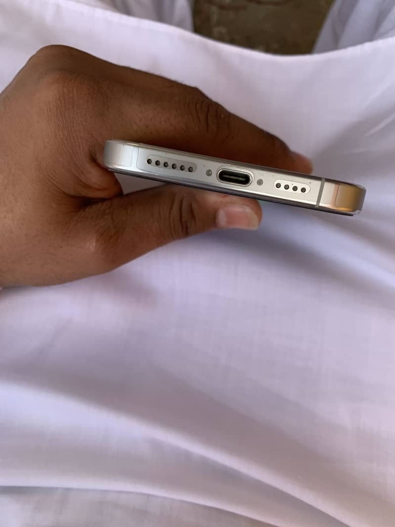 Apple iPhone 16 Pro Max 4