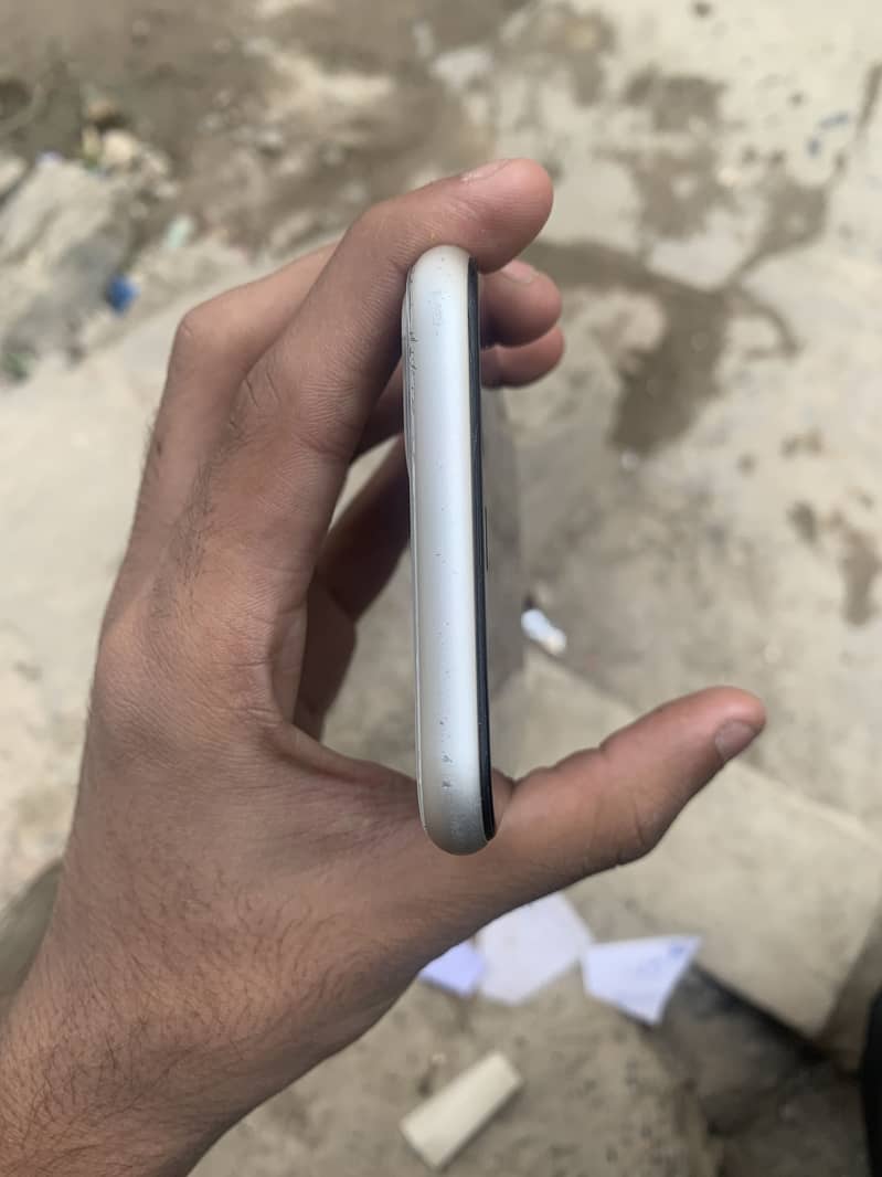 Apple iPhone 11 4