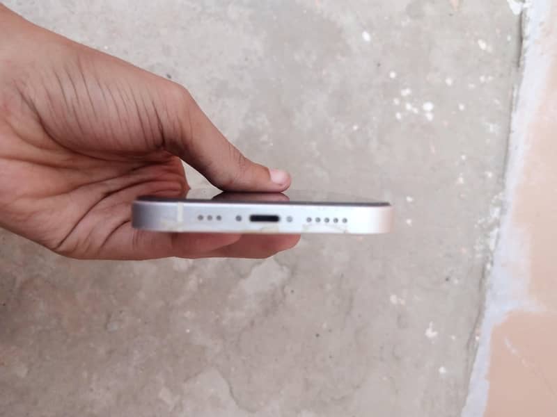 Apple iPhone 12 4