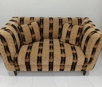 5 Seater Sofa Set With Cushions in Excellent condition