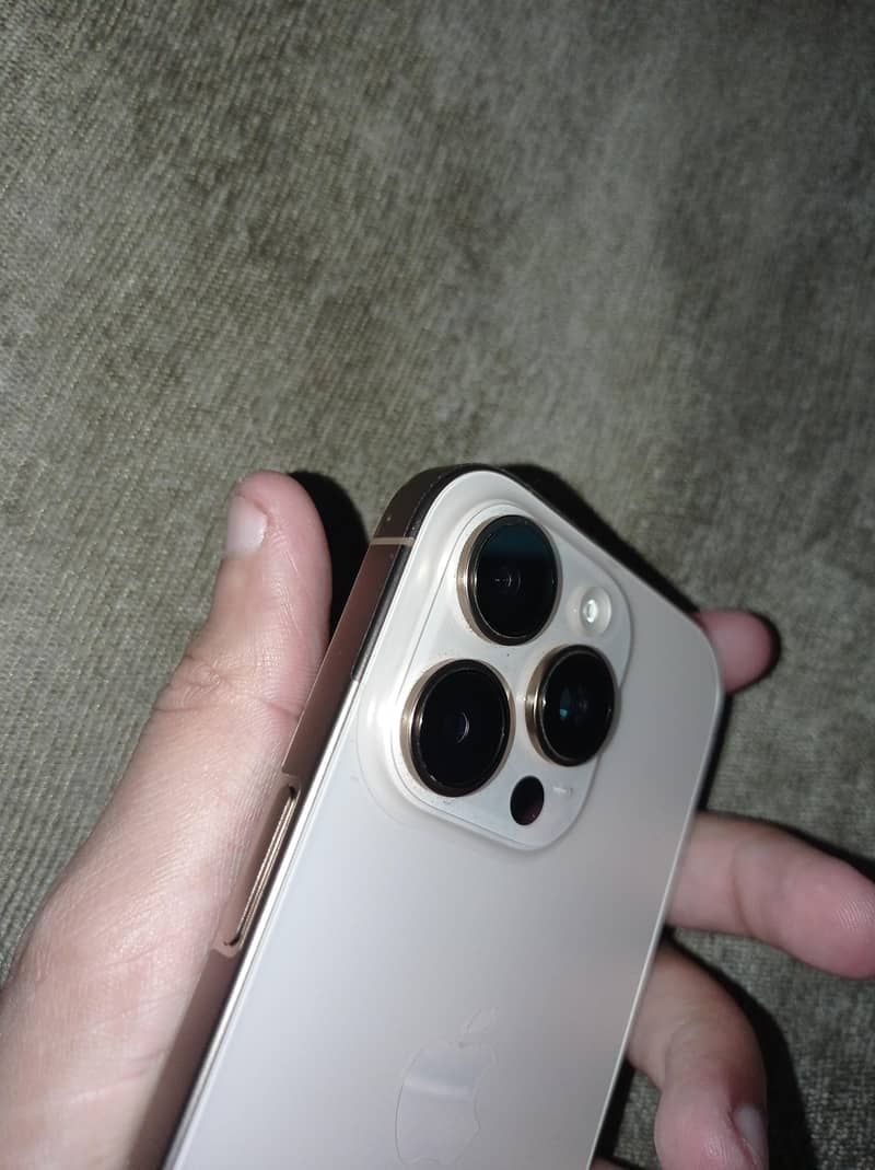 Apple iPhone 16 Pro 1