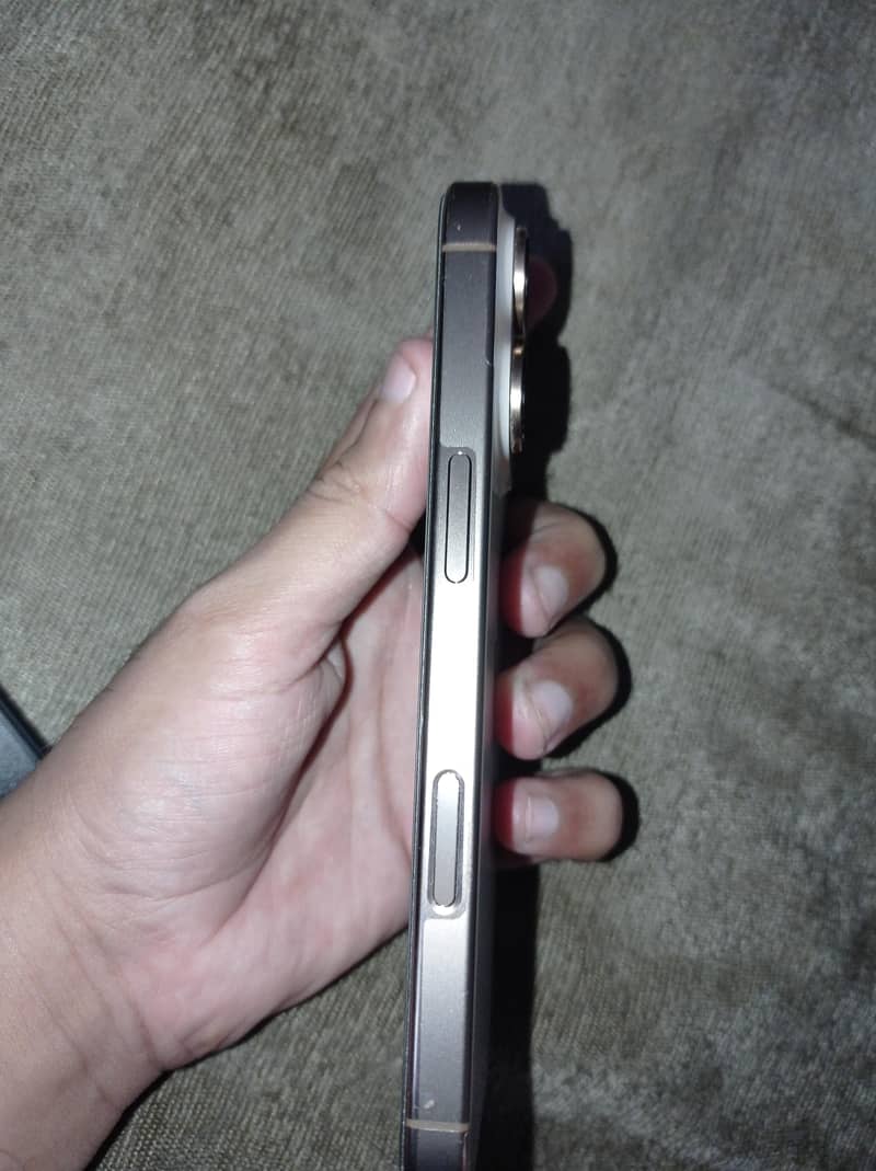Apple iPhone 16 Pro 2