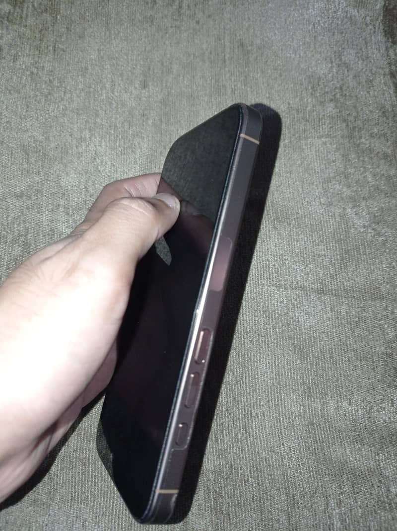 Apple iPhone 16 Pro 3