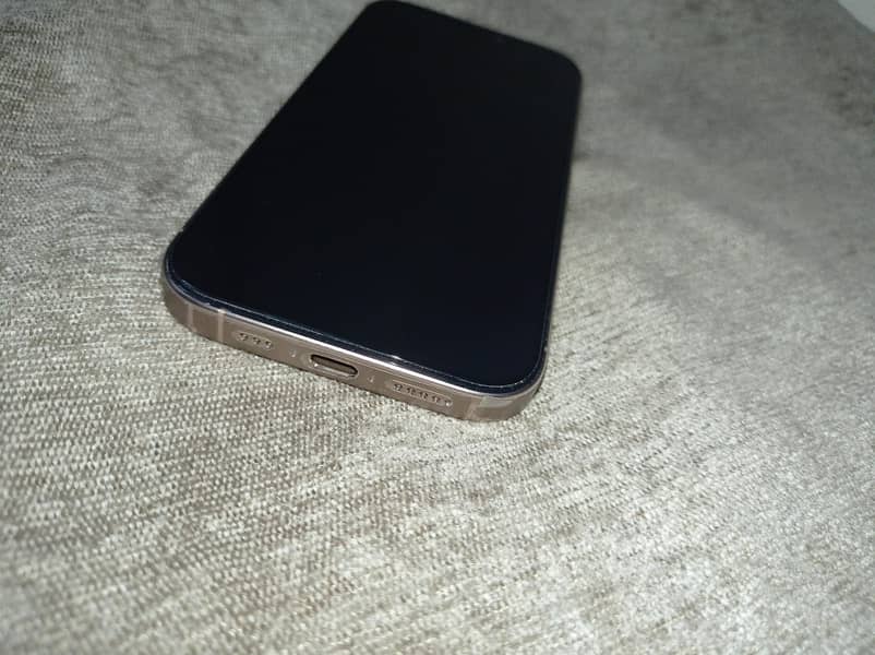 Apple iPhone 16 Pro 4