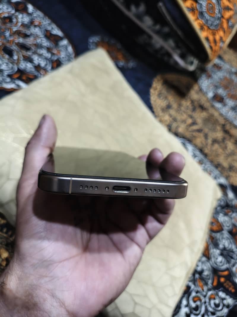 Apple iPhone 16 Pro Max 2