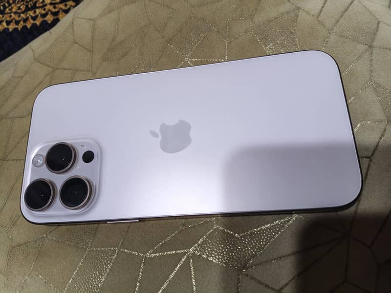 Apple iPhone 16 Pro Max 4