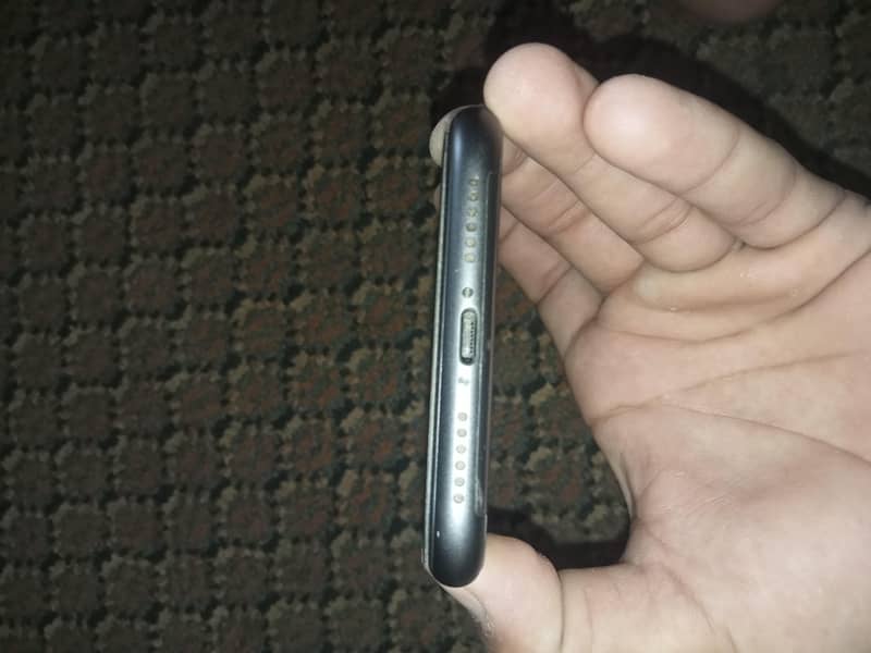 Apple iPhone 11 4