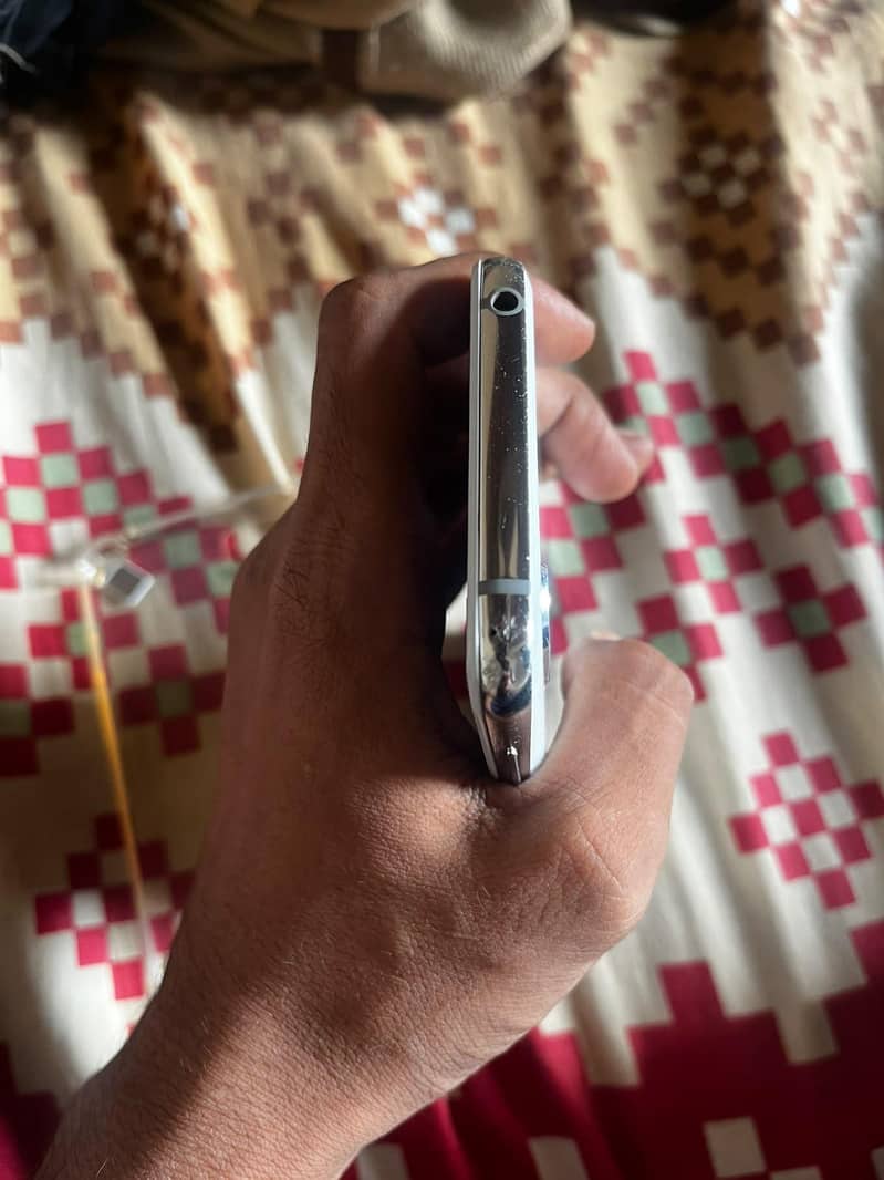 Sharp Aquos R2 3