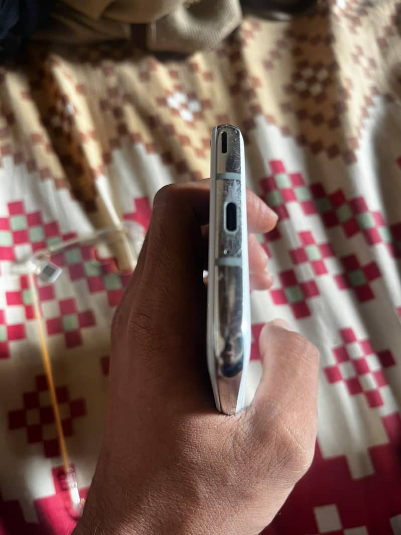 Sharp Aquos R2 4