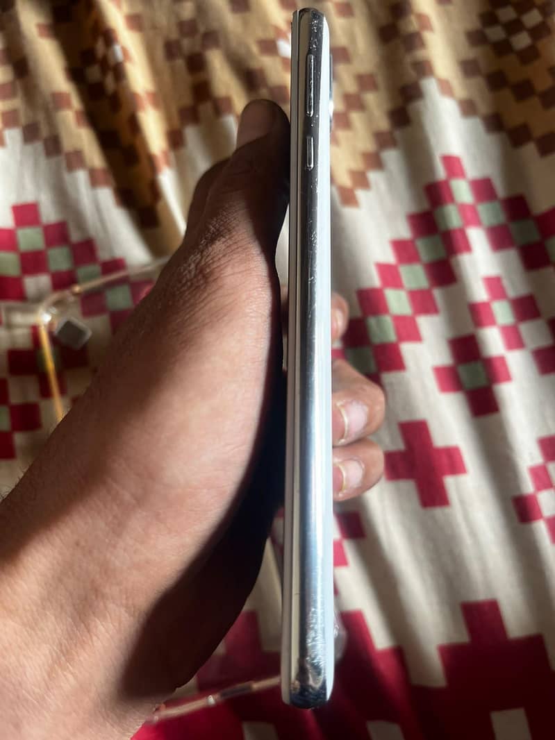 Sharp Aquos R2 6