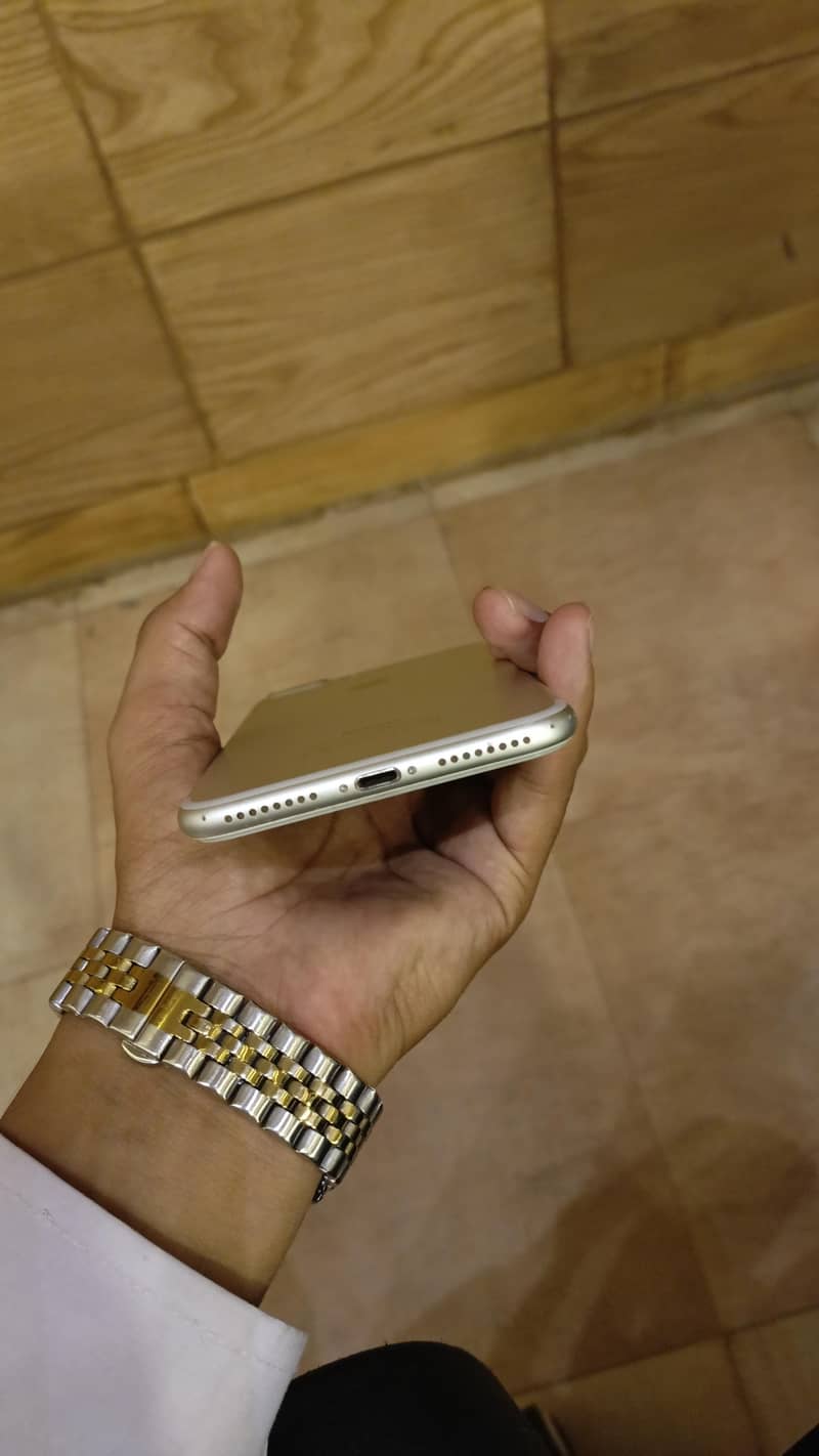 Apple iPhone 7 Plus 5