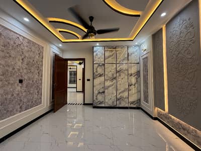 Prime Location House Of 10 Marla Available For sale In Gulshan-e-Ravi - Block F