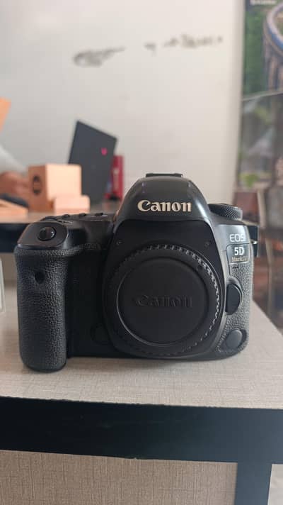 Canon 5d Mark 4 (iv) with box