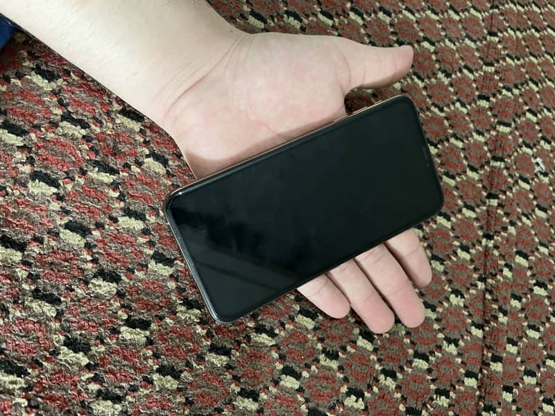 Apple iPhone XS Max 4