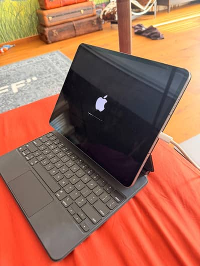 Apple iPad Pro 12.9 M1 (5th Gen) 2TB WiFi + Cellular & Magic Keyboard