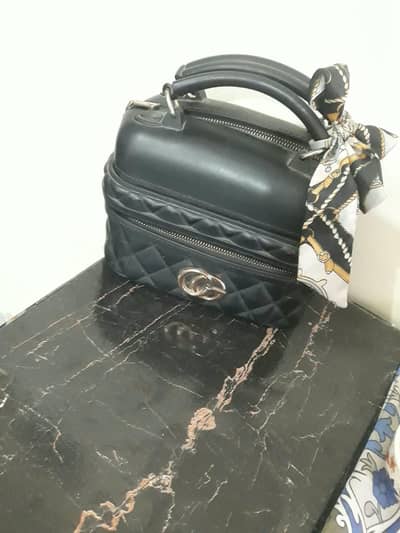 hand bag in black