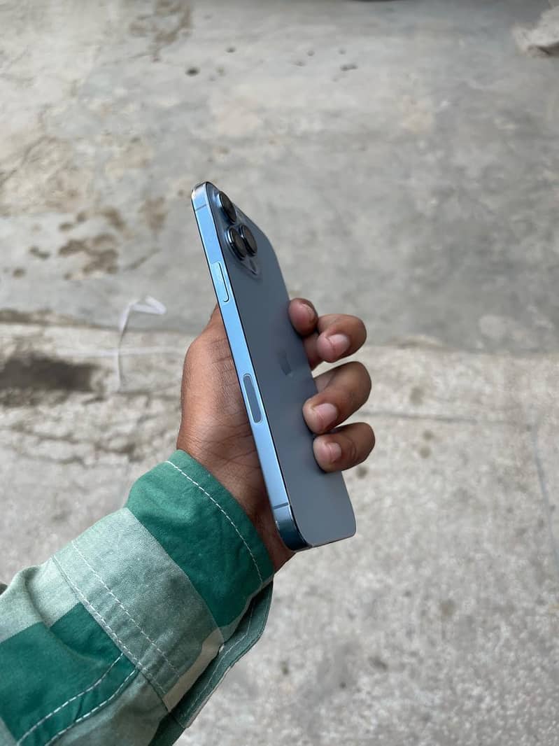 Apple iPhone 13 Pro Max 4